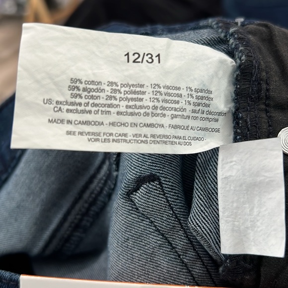 Jessica Simpson boot cut jean. Mid-rise size 12/31 - Picture 7 of 8